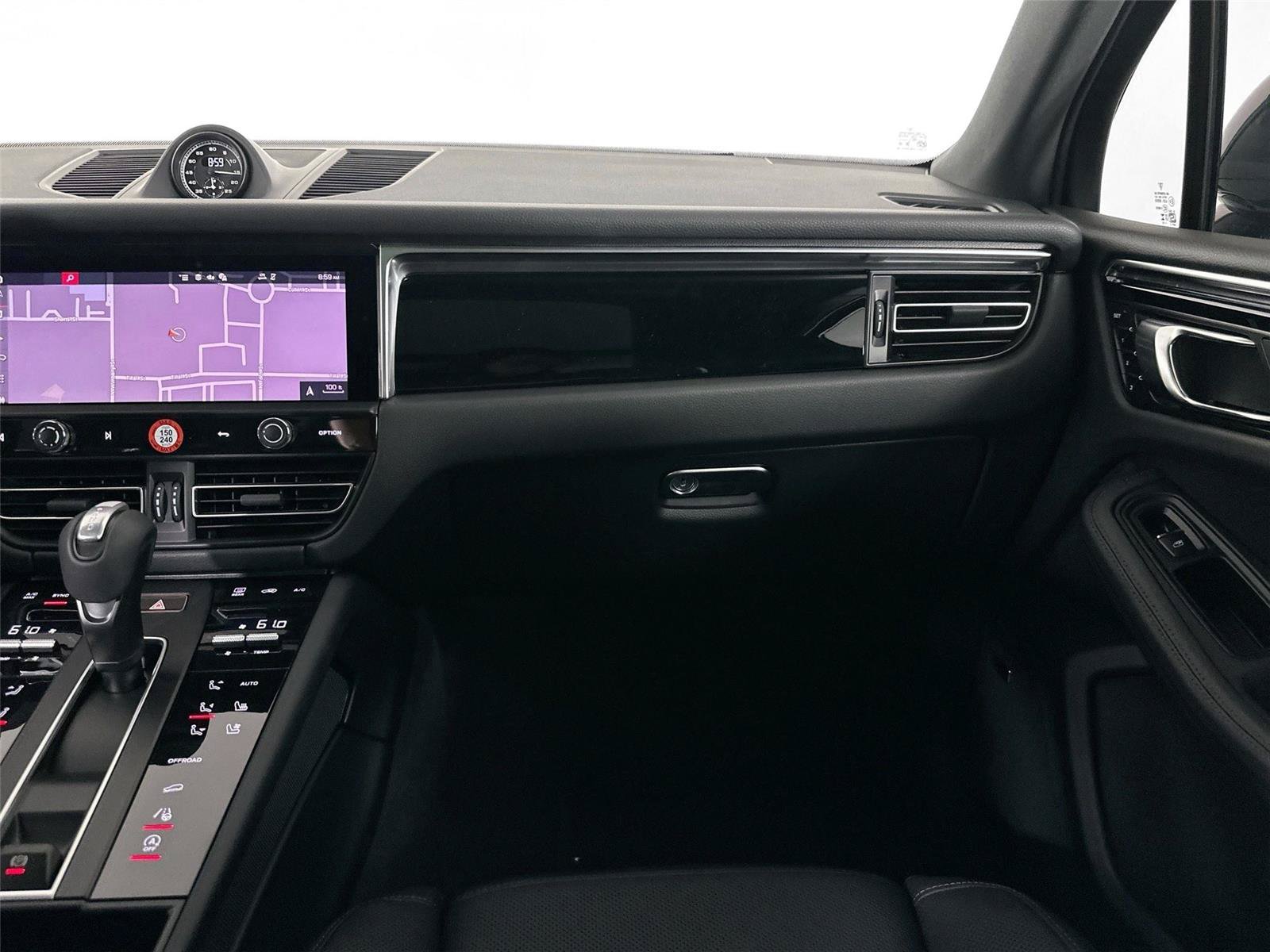 Certified 2025 Porsche Macan AWD/4WD image 30
