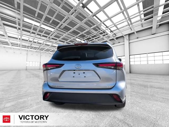 Used 2024 Toyota Highlander XLE FWD image 4