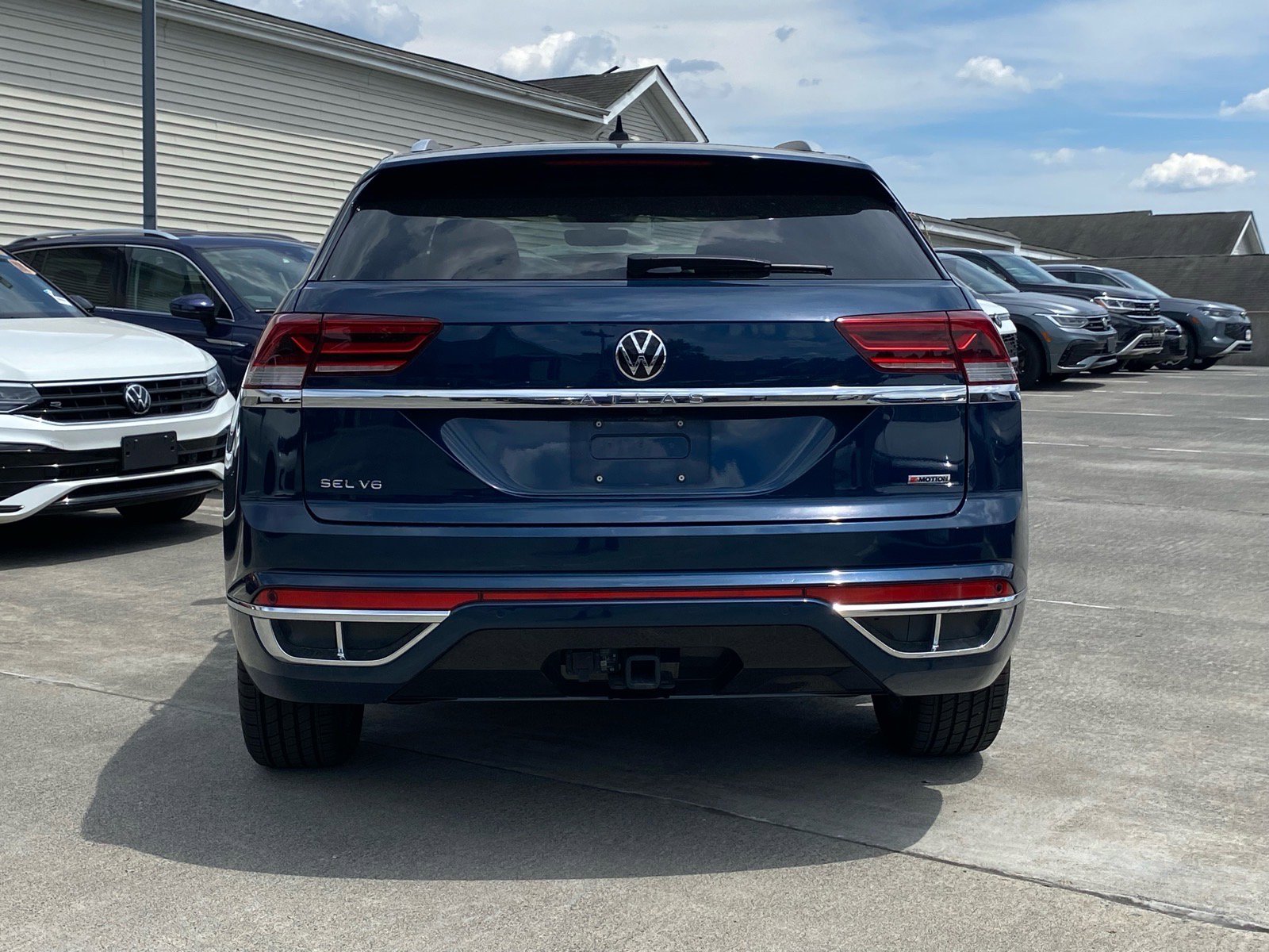 Certified 2022 Volkswagen Atlas Cross Sport SEL R-Line AWD/4WD image 4