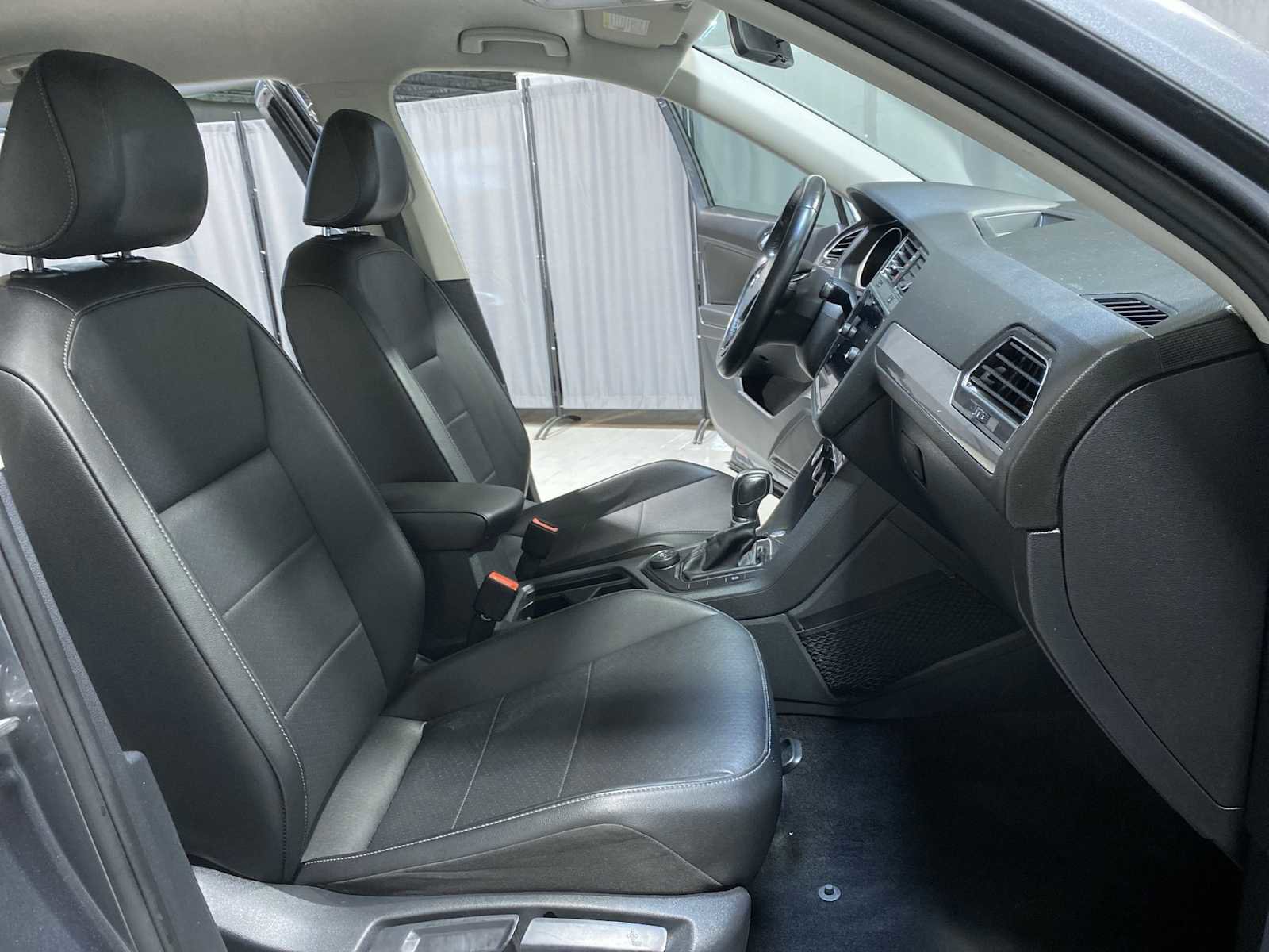 Used 2018 Volkswagen Tiguan SE AWD/4WD image 14