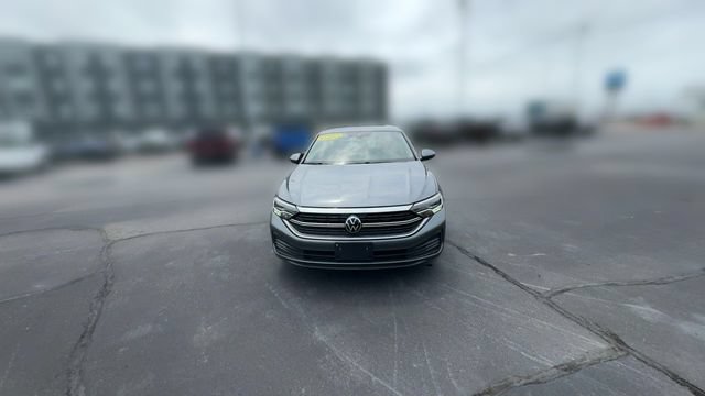 Used 2024 Volkswagen Jetta SE FWD image 3