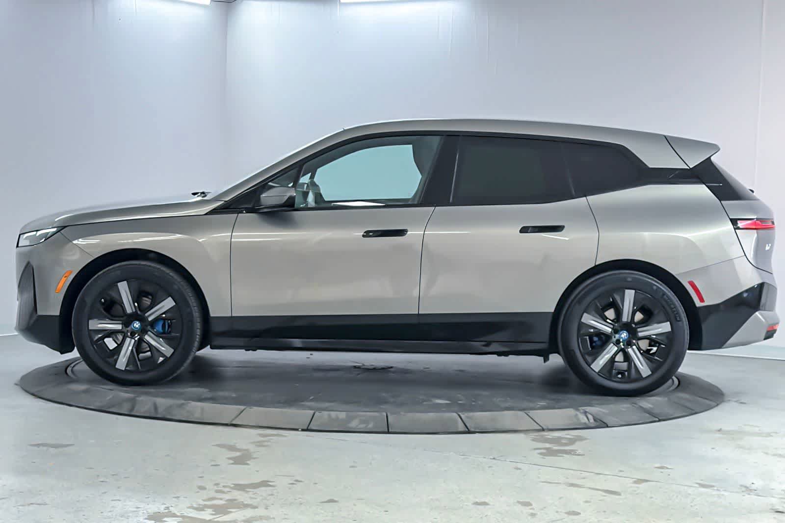 Used 2023 BMW iX xDrive50 w/ Sport Package AWD/4WD image 5