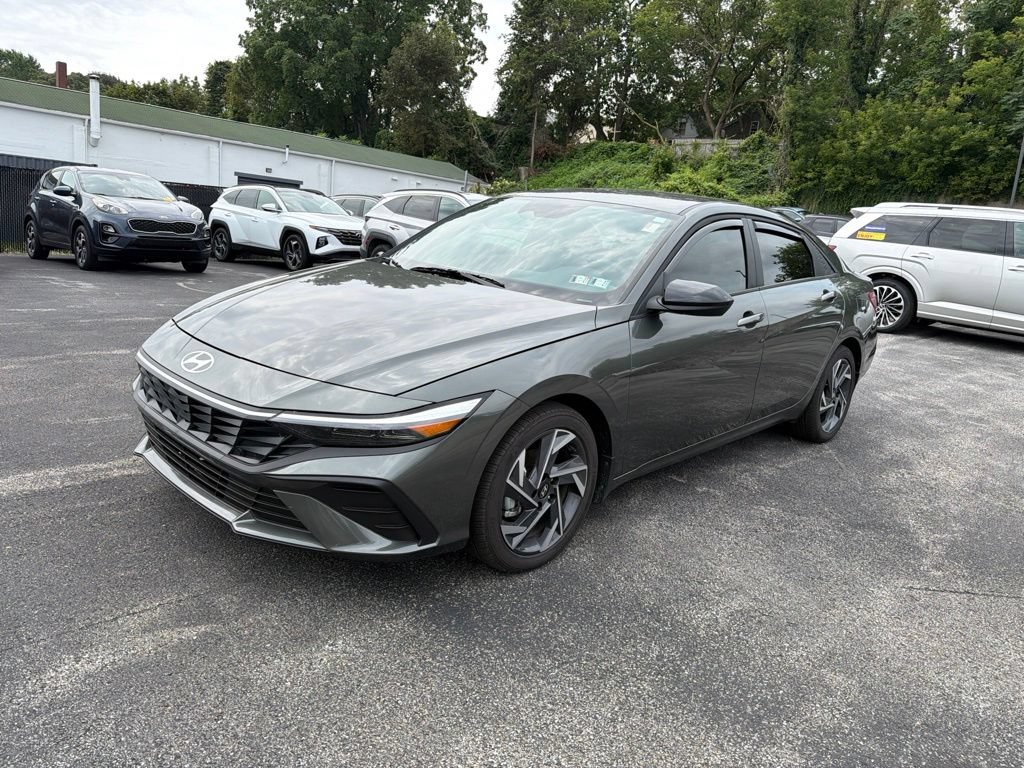 Used 2025 Hyundai Elantra Sport FWD image 3