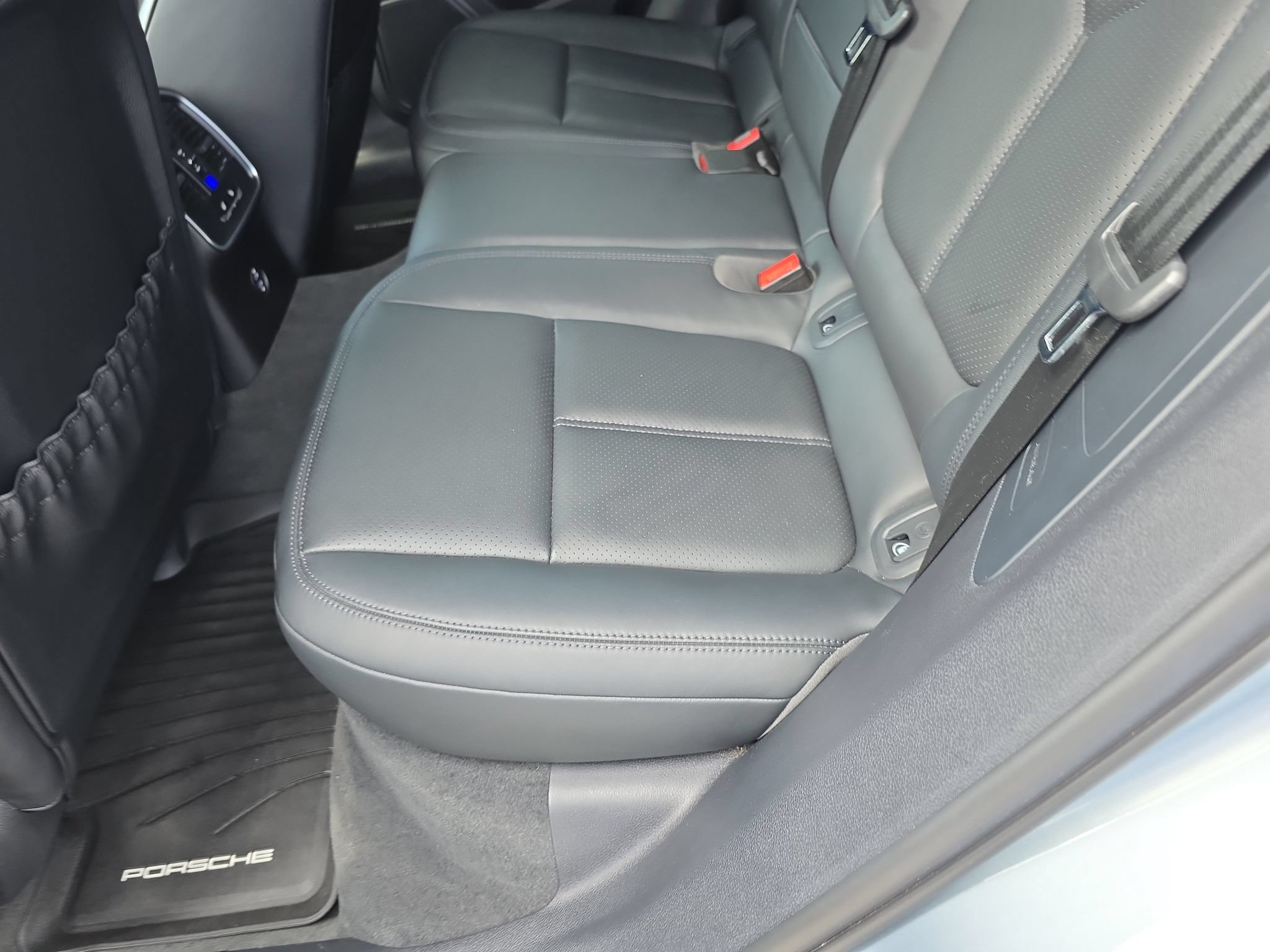 Used 2023 Porsche Macan Turbo AWD/4WD image 18