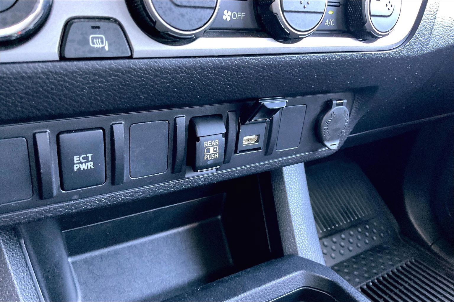 Used 2022 Toyota Tacoma SR5 AWD/4WD image 30