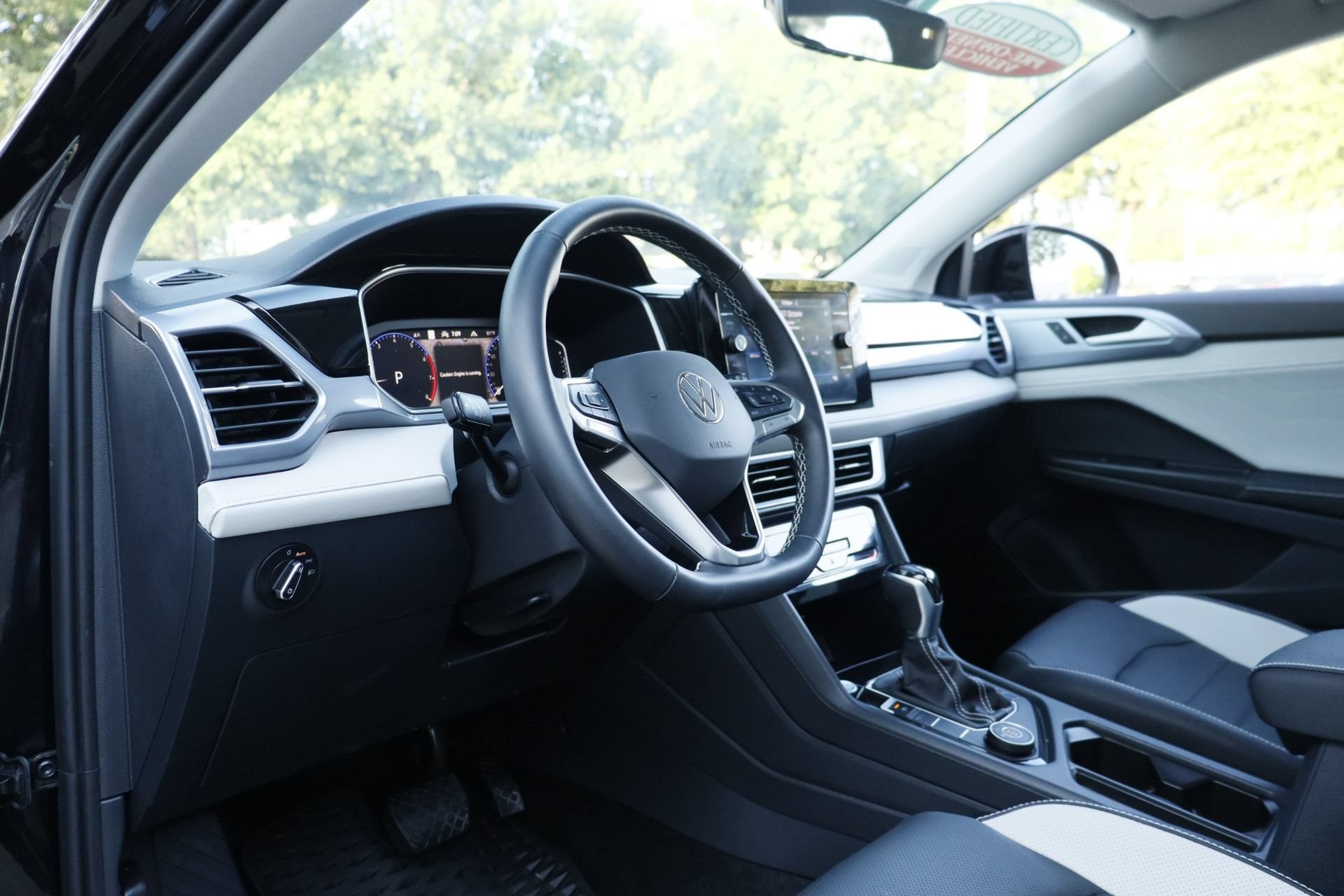 Certified 2025 Volkswagen Taos SEL AWD/4WD image 8