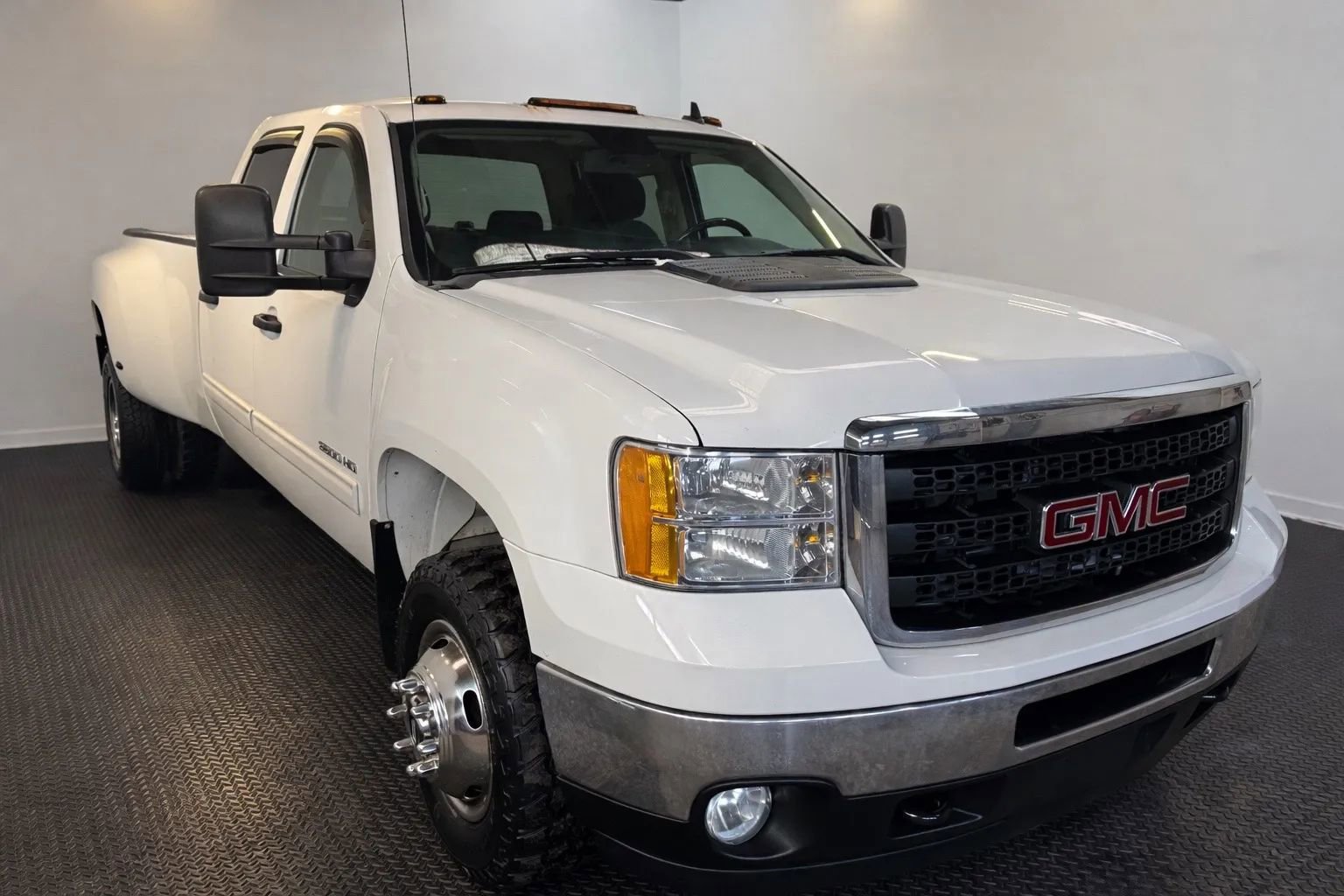 Used 2011 GMC Sierra 3500 SLE w/ SLE Preferred Package image 3