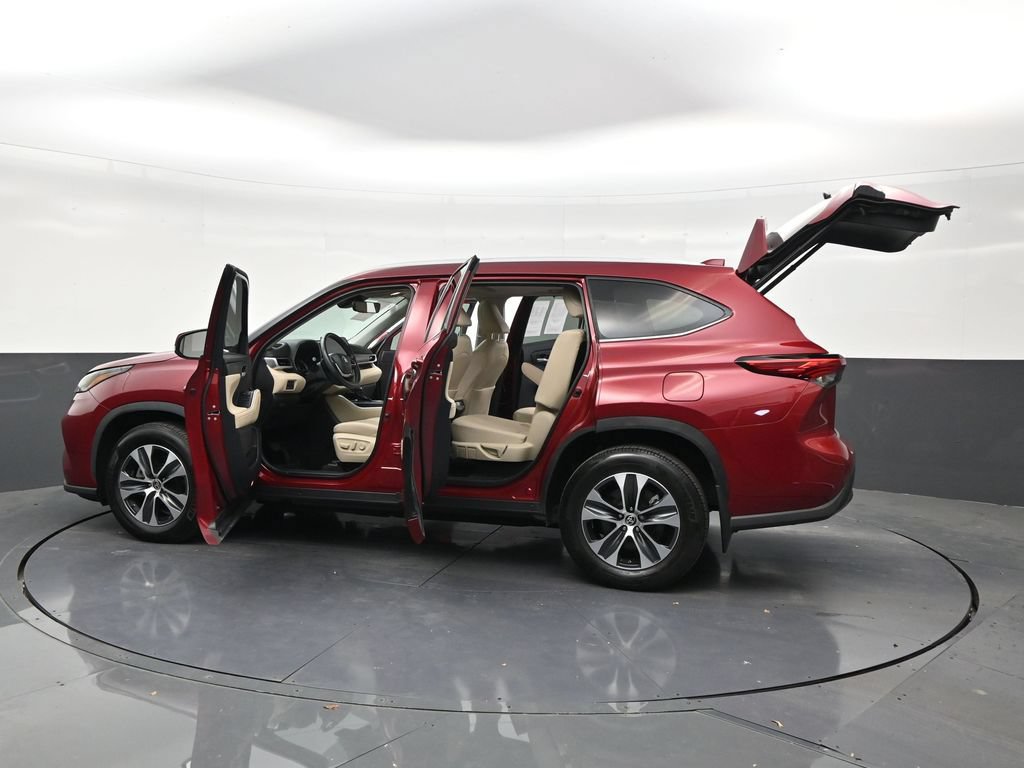 Used 2023 Toyota Highlander XLE FWD image 30