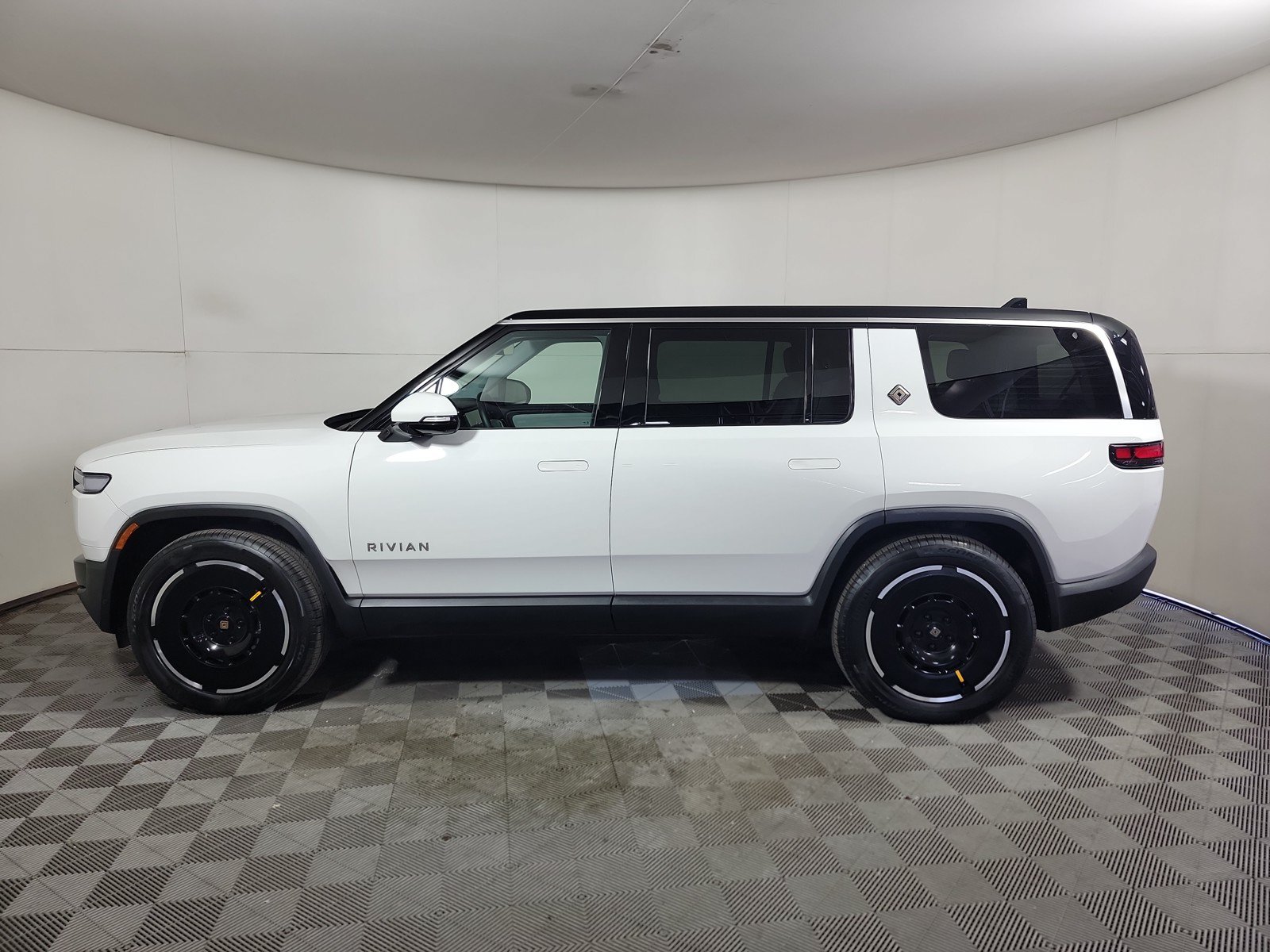Used 2025 Rivian R1S Adventure AWD/4WD image 2