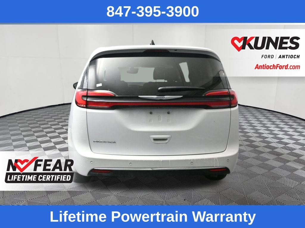 Used 2024 Chrysler Pacifica Touring-L FWD image 8