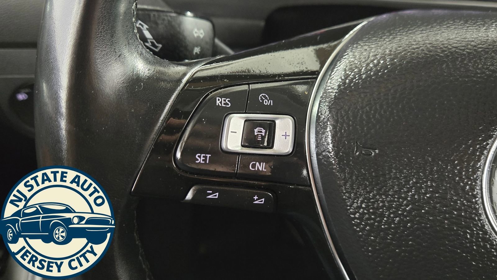 Used 2018 Volkswagen Tiguan SEL Premium image 15