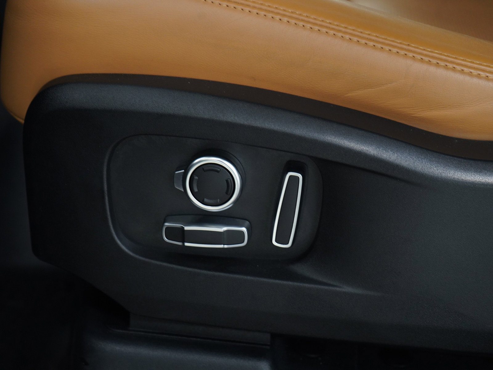 Used 2023 Land Rover Defender 130 First Edition image 30