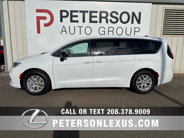 Used 2024 Chrysler Pacifica Touring-L image 6