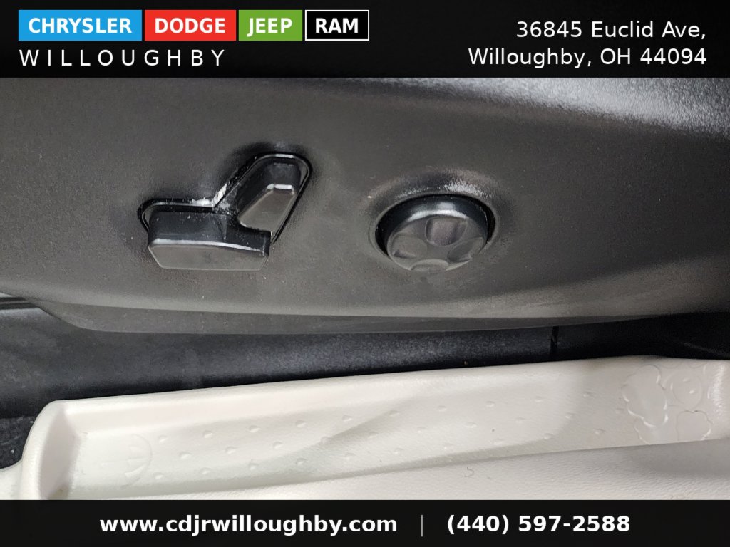 Used 2023 Chrysler Pacifica Touring-L AWD/4WD image 16