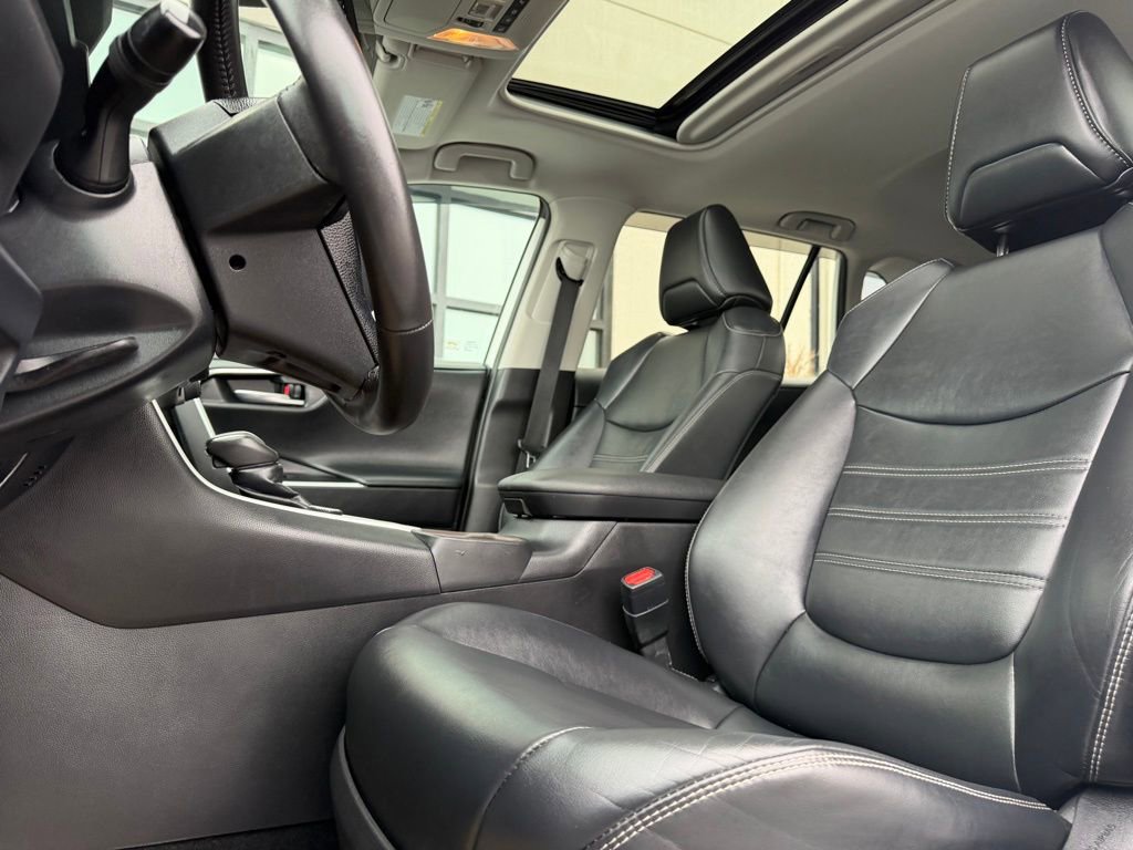 Used 2020 Toyota RAV4 Limited image 9