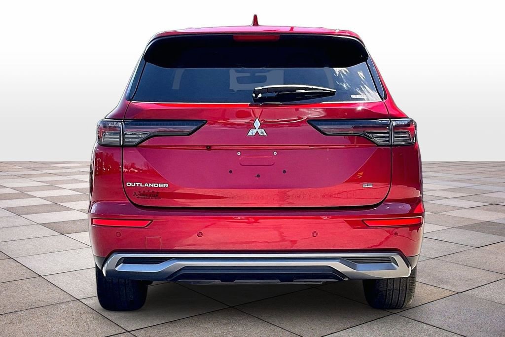 Used 2025 Mitsubishi Outlander SE image 4