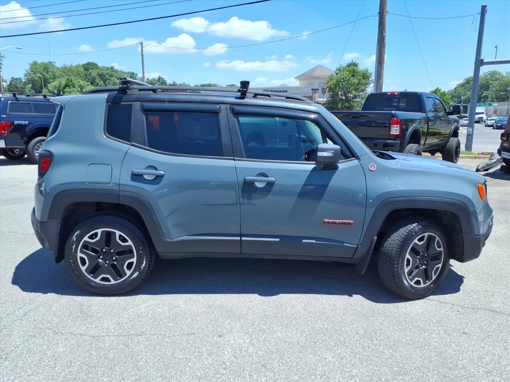Used 2016 Jeep Renegade Trailhawk w/ Premium Trailhawk Package AWD/4WD image 3