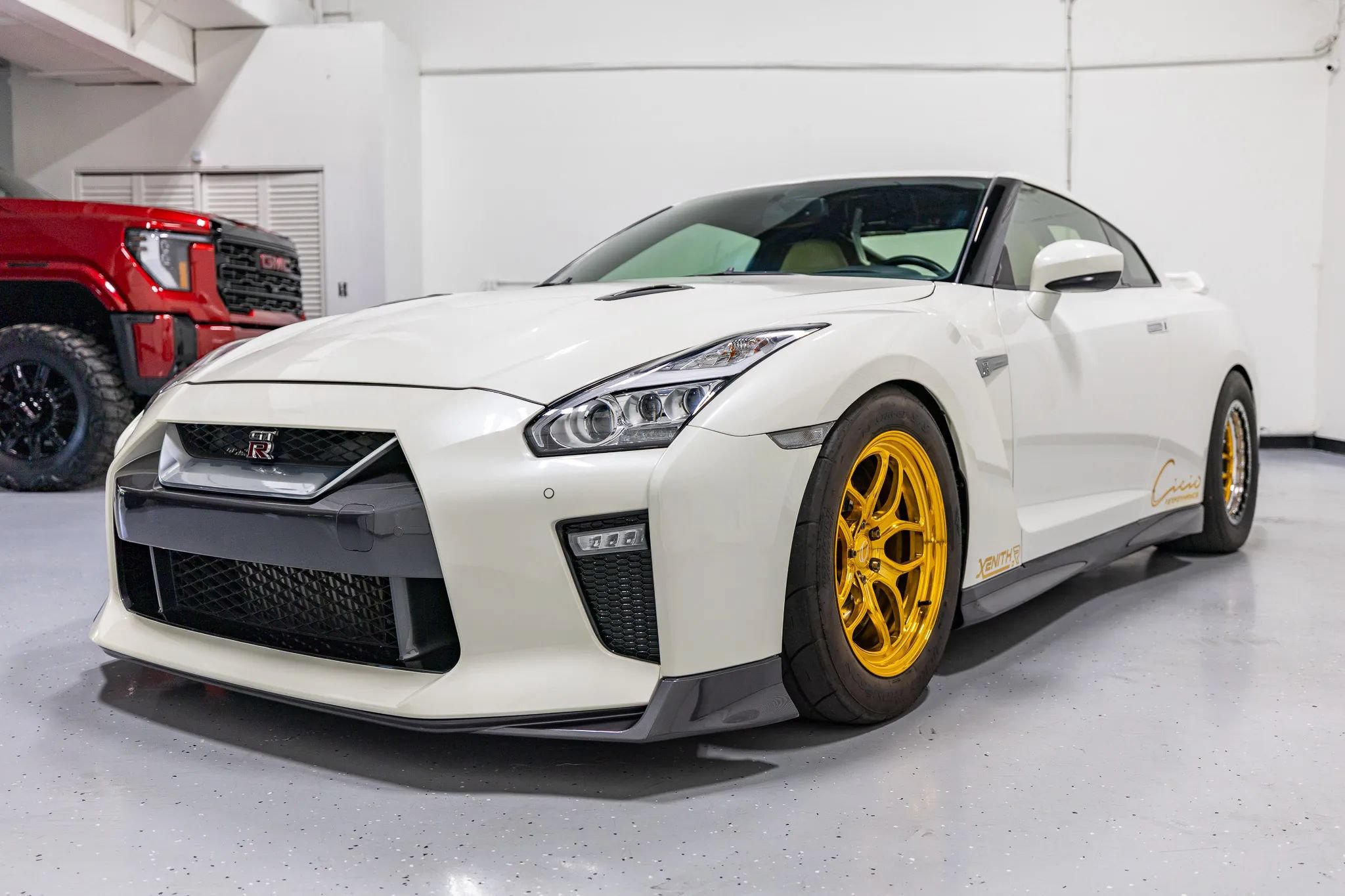 Used 2017 Nissan GT-R Premium w/ Premium Interior Package AWD/4WD image 2