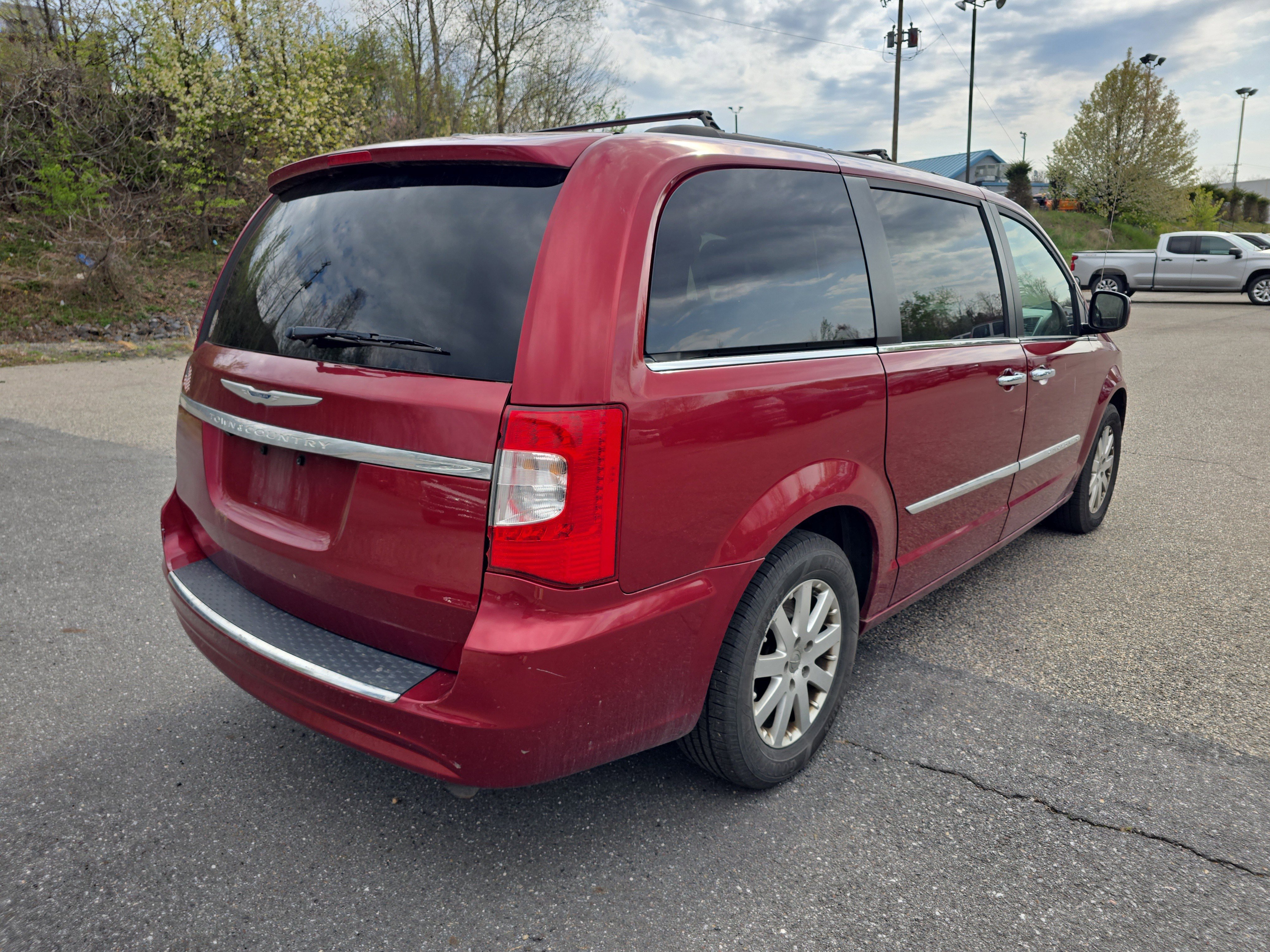 Used 2015 Chrysler Town & Country Touring w/ Driver Convenience Group FWD image 3