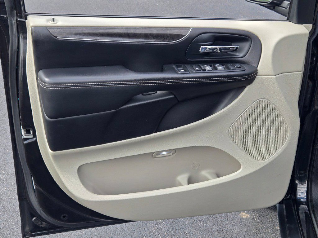 Used 2014 Chrysler Town & Country Touring FWD image 18