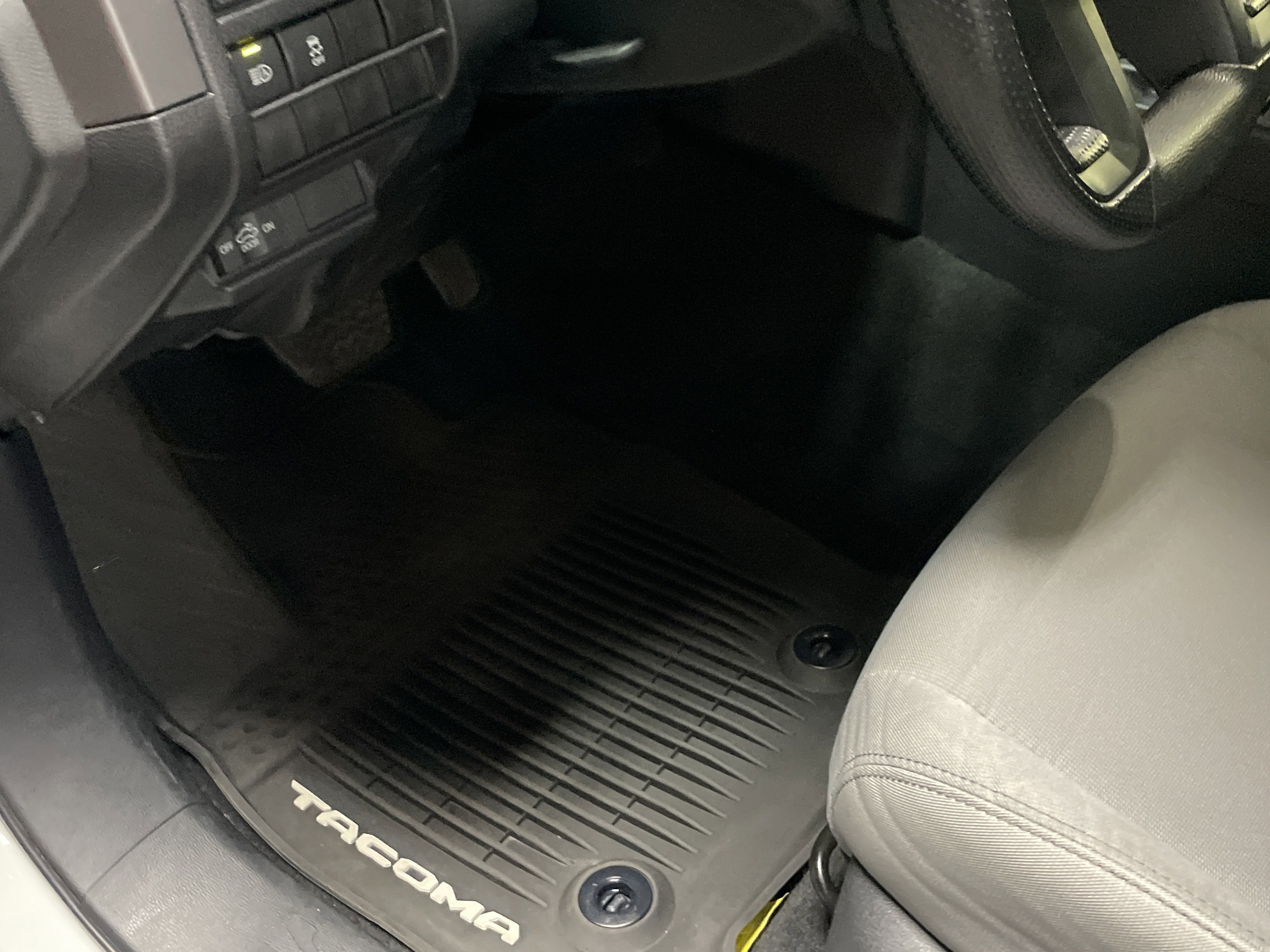Used 2025 Toyota Tacoma SR5 AWD/4WD image 17
