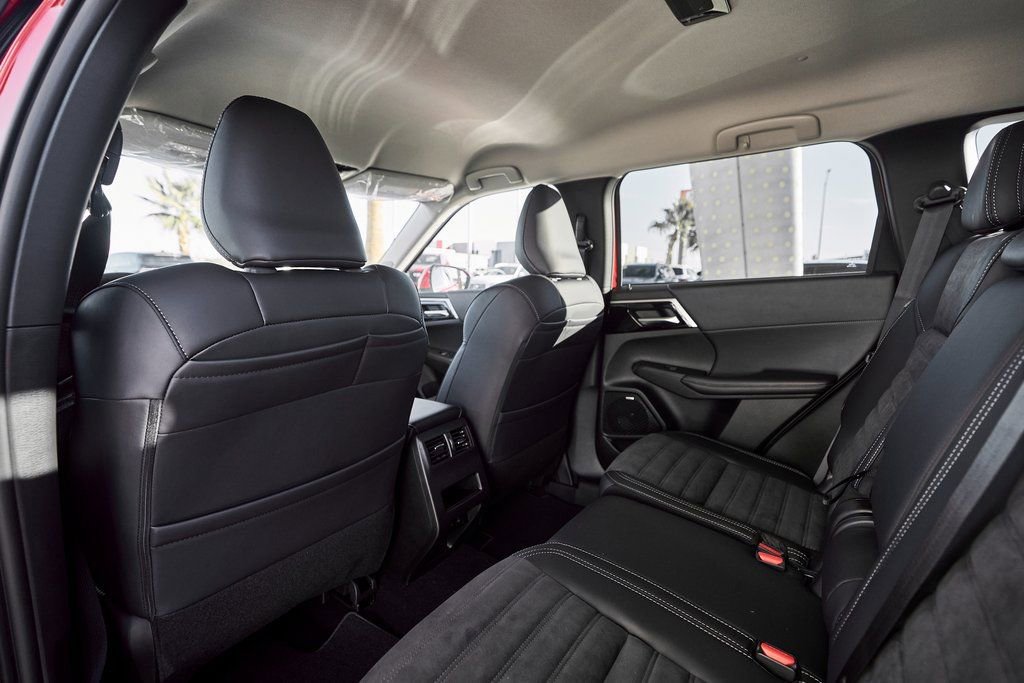 Used 2025 Mitsubishi Outlander SE FWD image 23