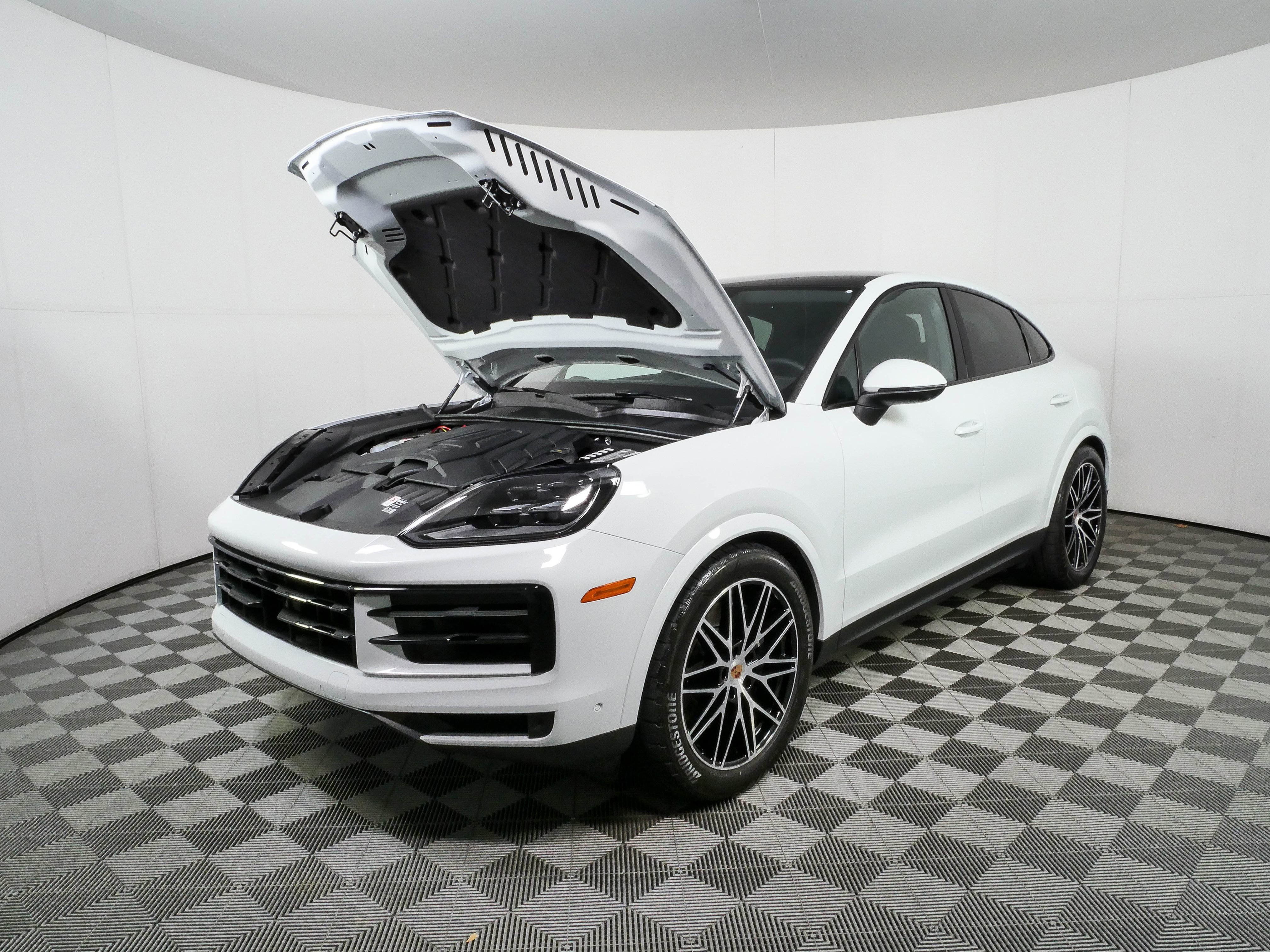 Certified 2025 Porsche Cayenne Coupe AWD/4WD image 36