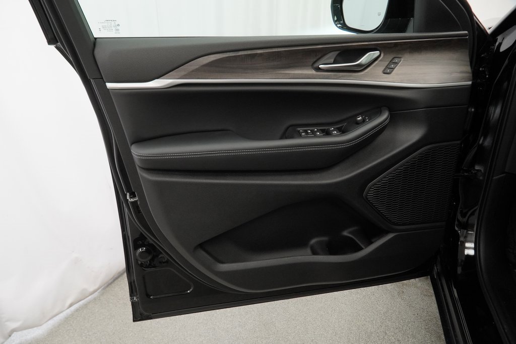 New 2025 Jeep Grand Cherokee Limited w/ Trailer Tow Package image 28