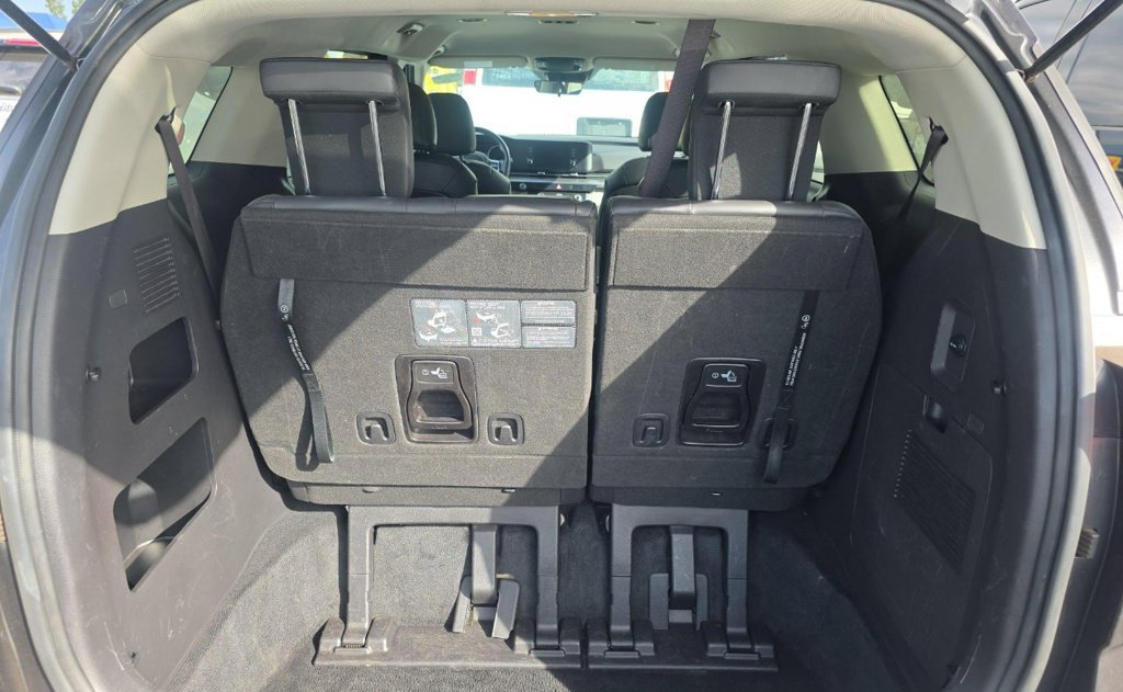 Used 2024 Kia Carnival LX FWD image 2