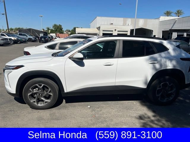 Used 2024 Chevrolet Trax LT w/ LT Convenience Package FWD image 2