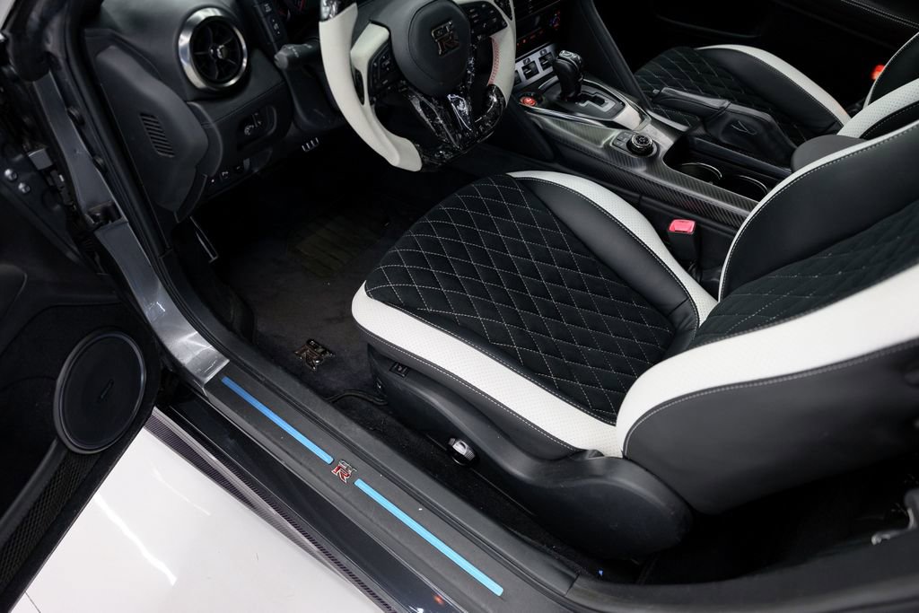 Used 2018 Nissan GT-R Premium image 28