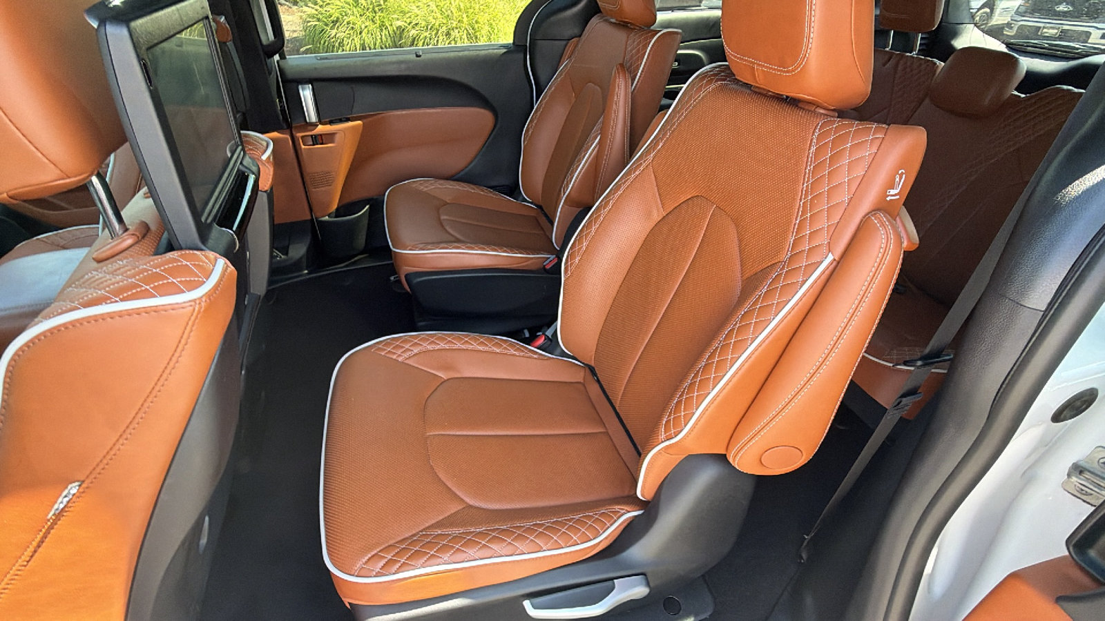 Used 2024 Chrysler Pacifica Pinnacle FWD image 21