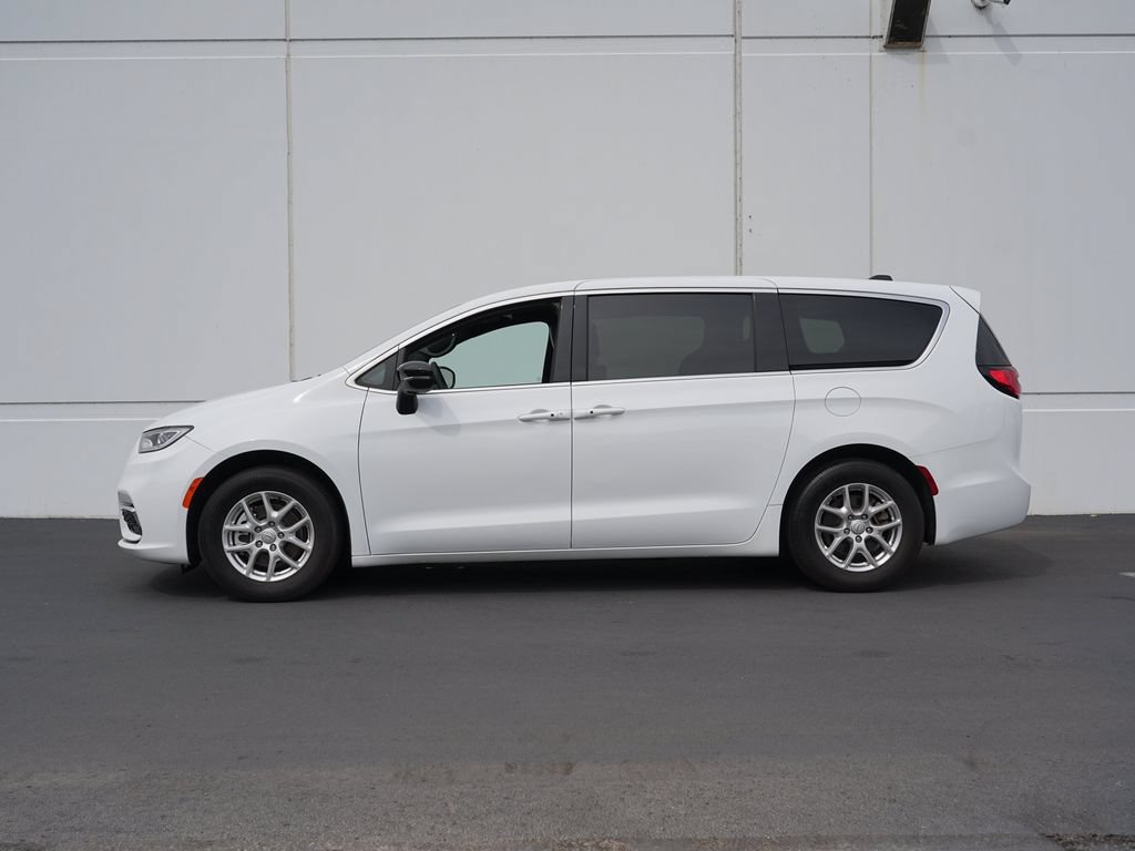 Used 2025 Chrysler Pacifica Select FWD image 6