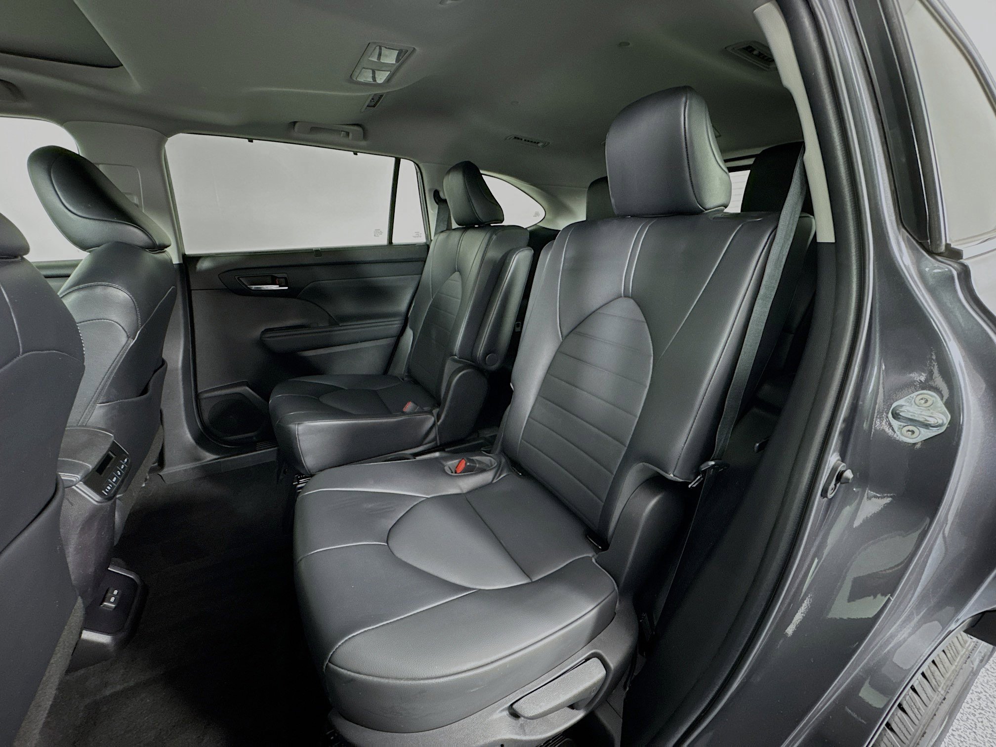 Used 2022 Toyota Highlander XLE image 24