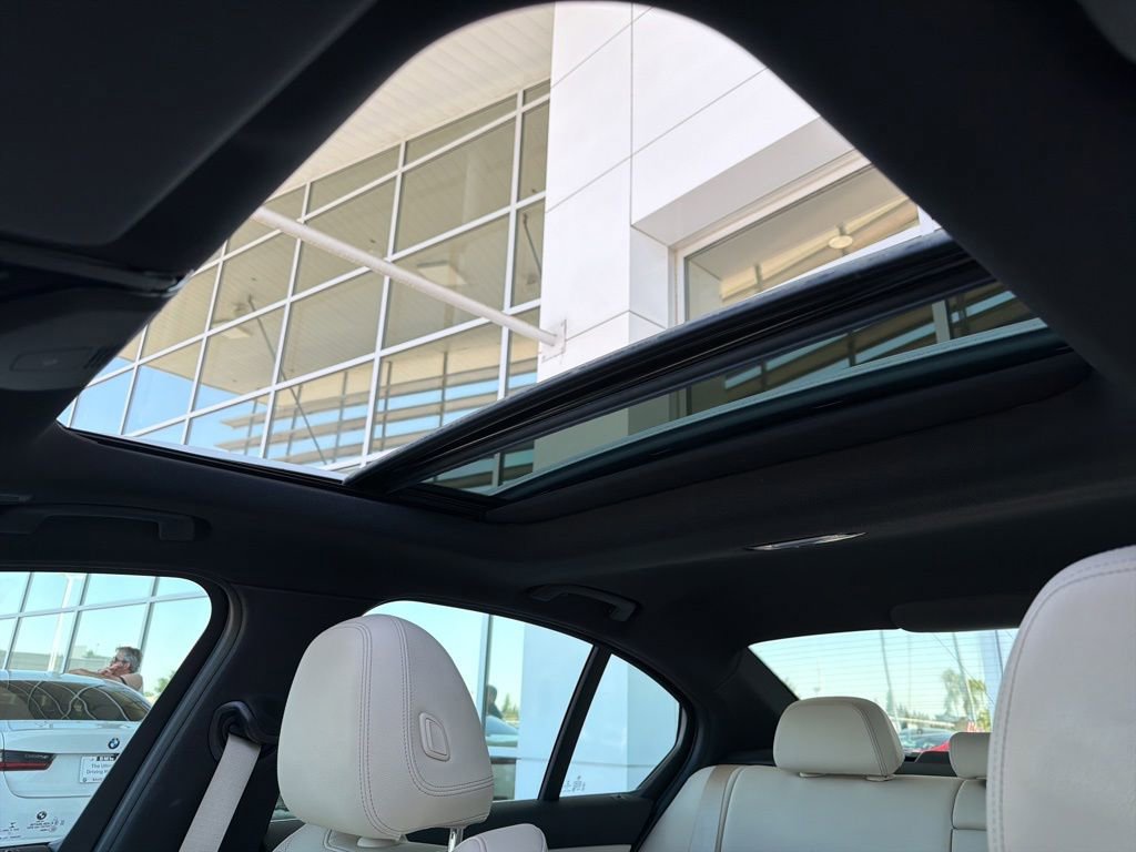 Used 2022 BMW 330i Sedan w/ Driving Assistance Package RWD image 10
