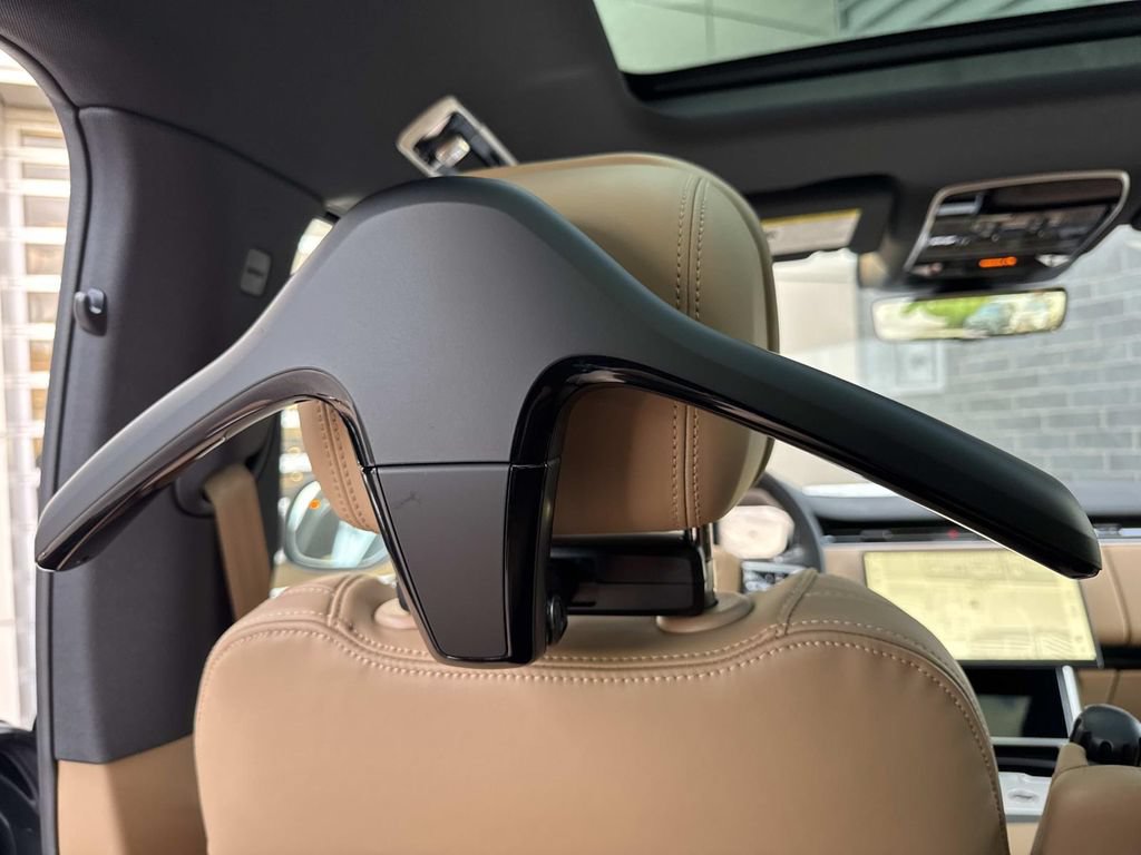 New 2026 Land Rover Range Rover Long Wheelbase SE AWD/4WD image 18