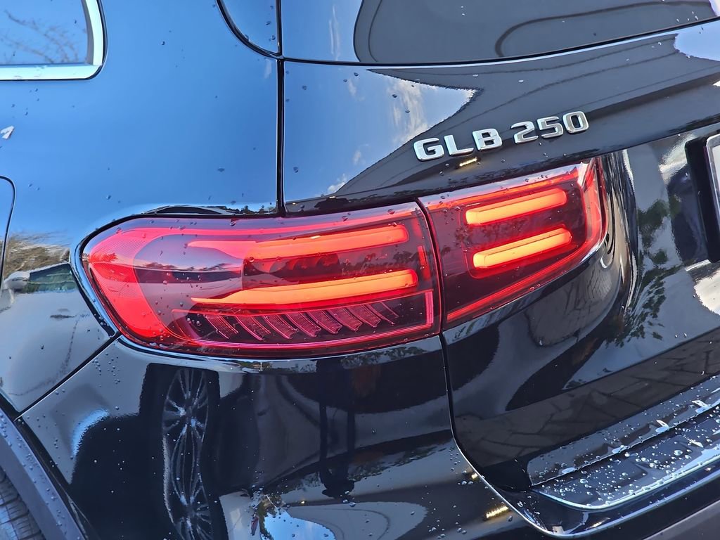 Used 2025 Mercedes-Benz GLB 250 4MATIC image 38