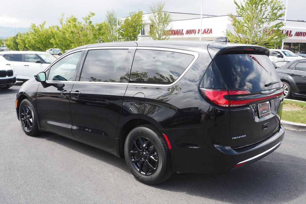Used 2024 Chrysler Pacifica Touring-L FWD image 7