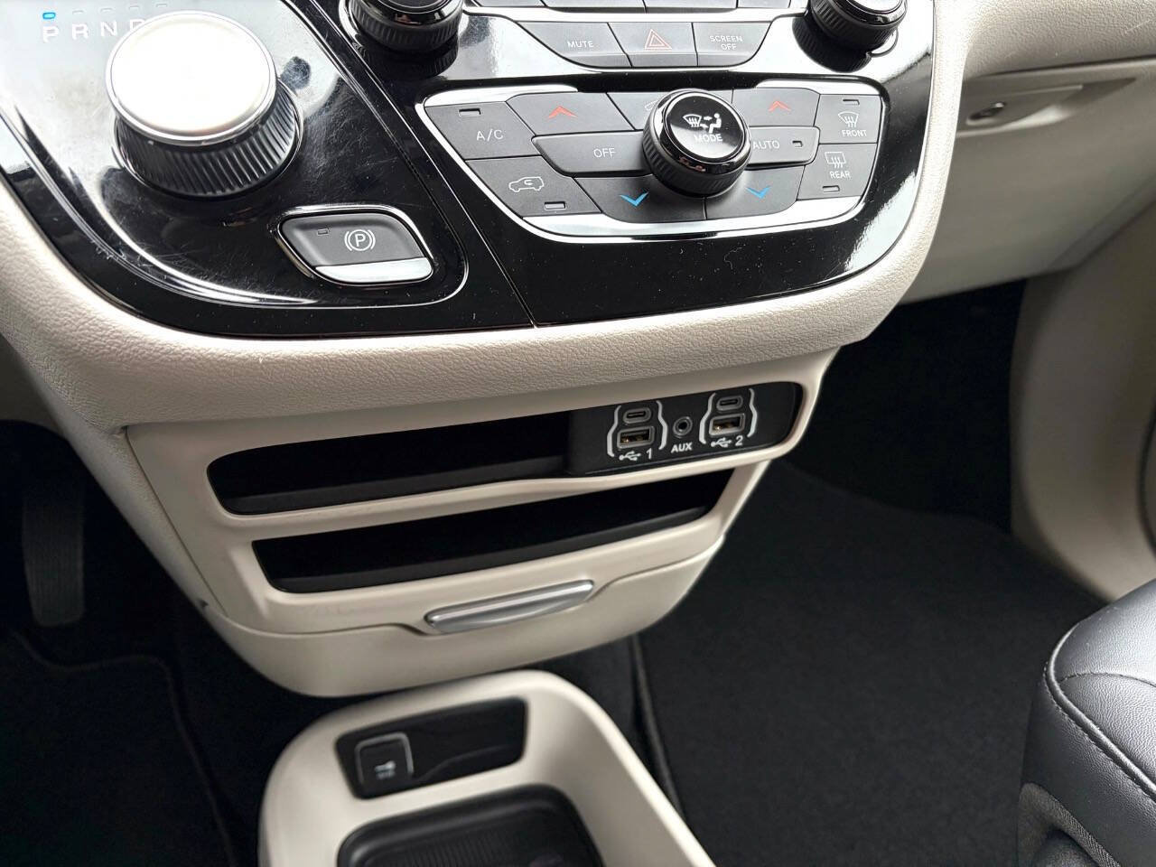 Used 2024 Chrysler Pacifica Touring-L FWD image 32
