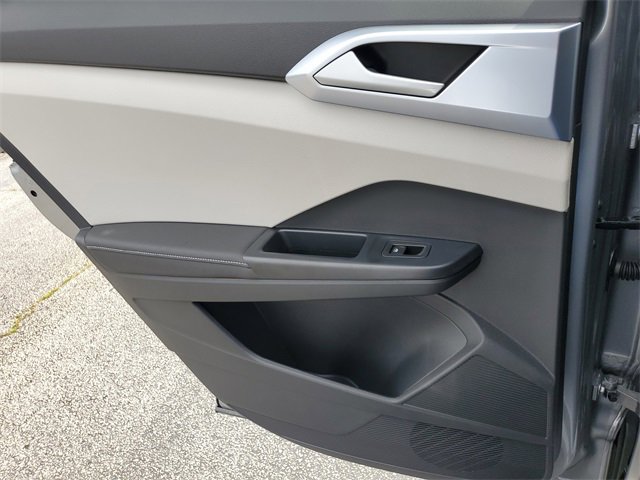 New 2025 Volkswagen Taos SE image 17