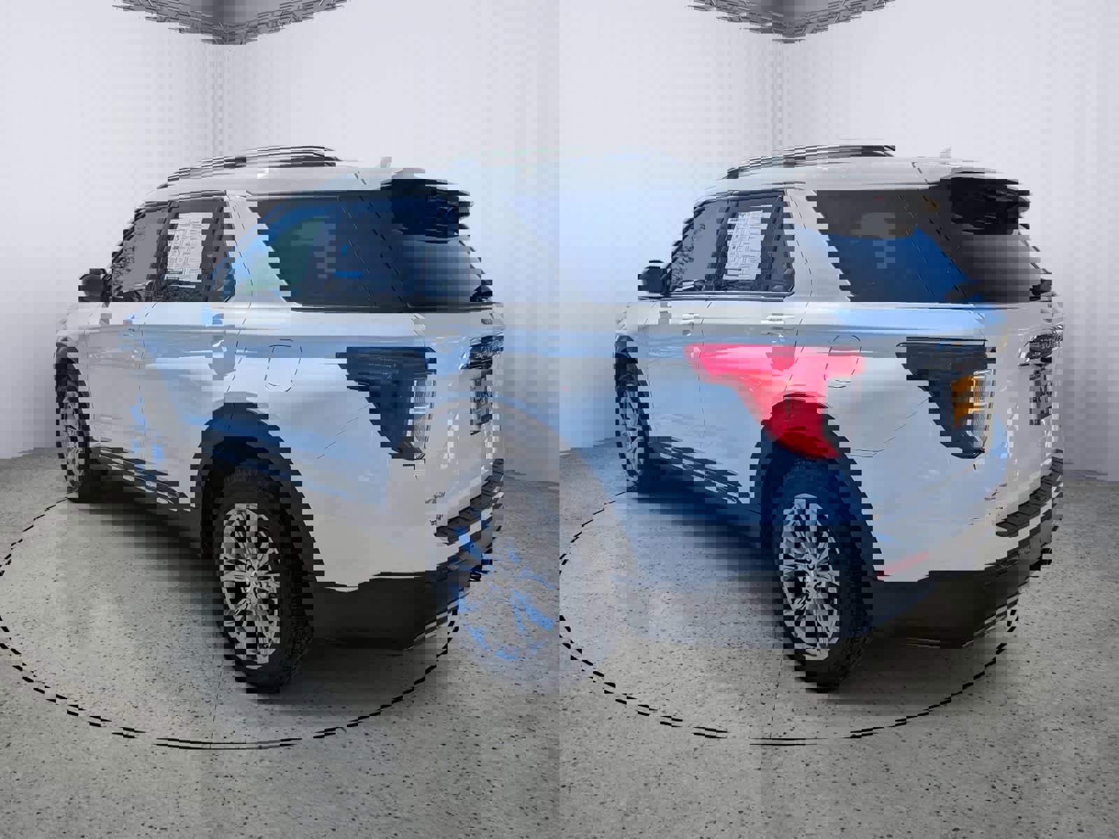 Used 2023 Ford Explorer XLT w/ Equipment Group 202A image 4