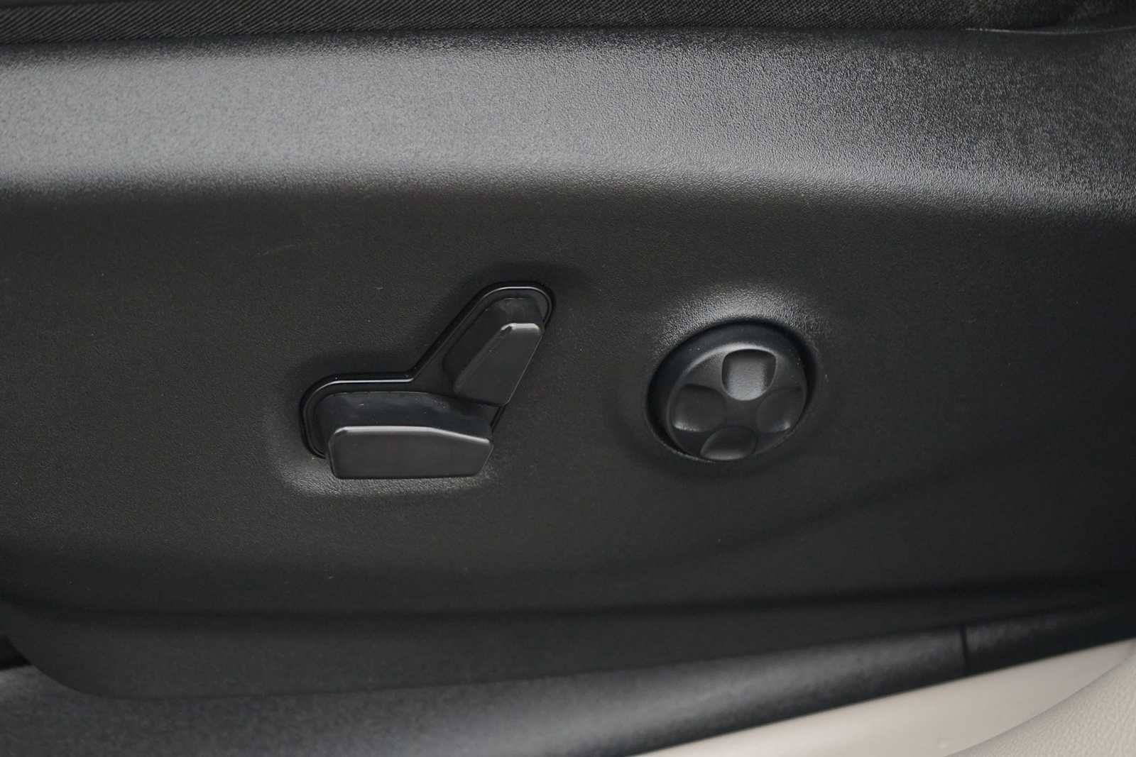 Used 2024 Chrysler Pacifica Touring-L FWD image 12
