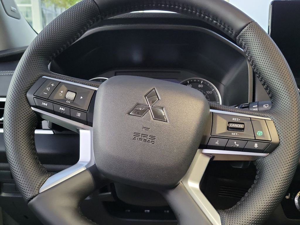 New 2026 Mitsubishi Outlander SE image 13