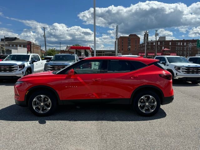 Used 2025 Chevrolet Blazer LT image 2