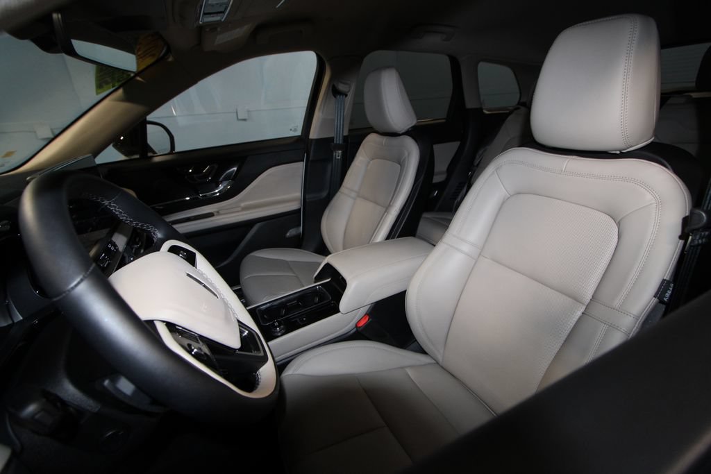 Used 2025 Lincoln Corsair AWD w/ Equipment Group 101A image 4