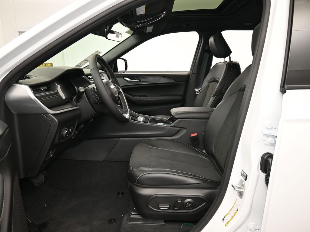 Used 2025 Jeep Grand Cherokee Altitude image 12