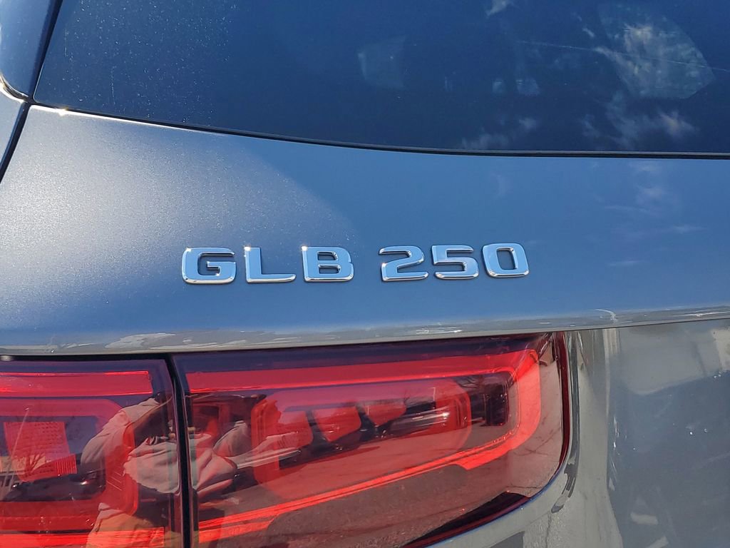 Used 2022 Mercedes-Benz GLB 250 4MATIC w/ Premium Package Lite image 8