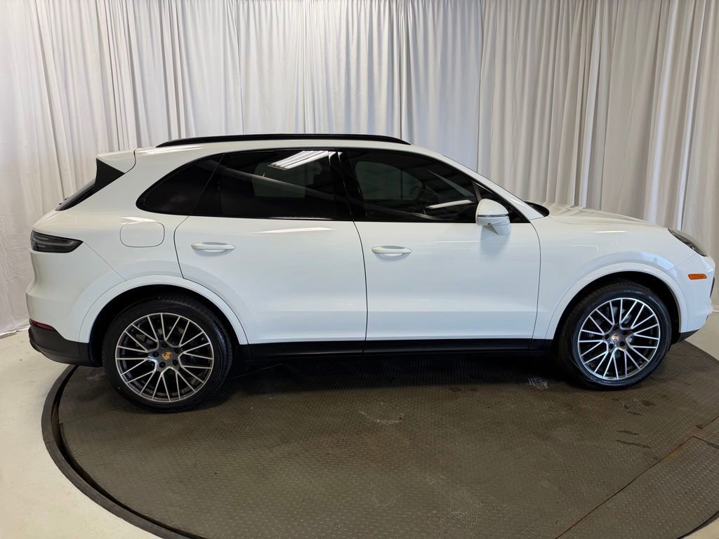 Certified 2023 Porsche Cayenne Platinum Edition image 33