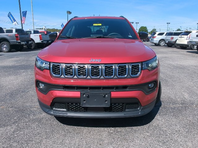 Used 2025 Jeep Compass Latitude AWD/4WD image 4