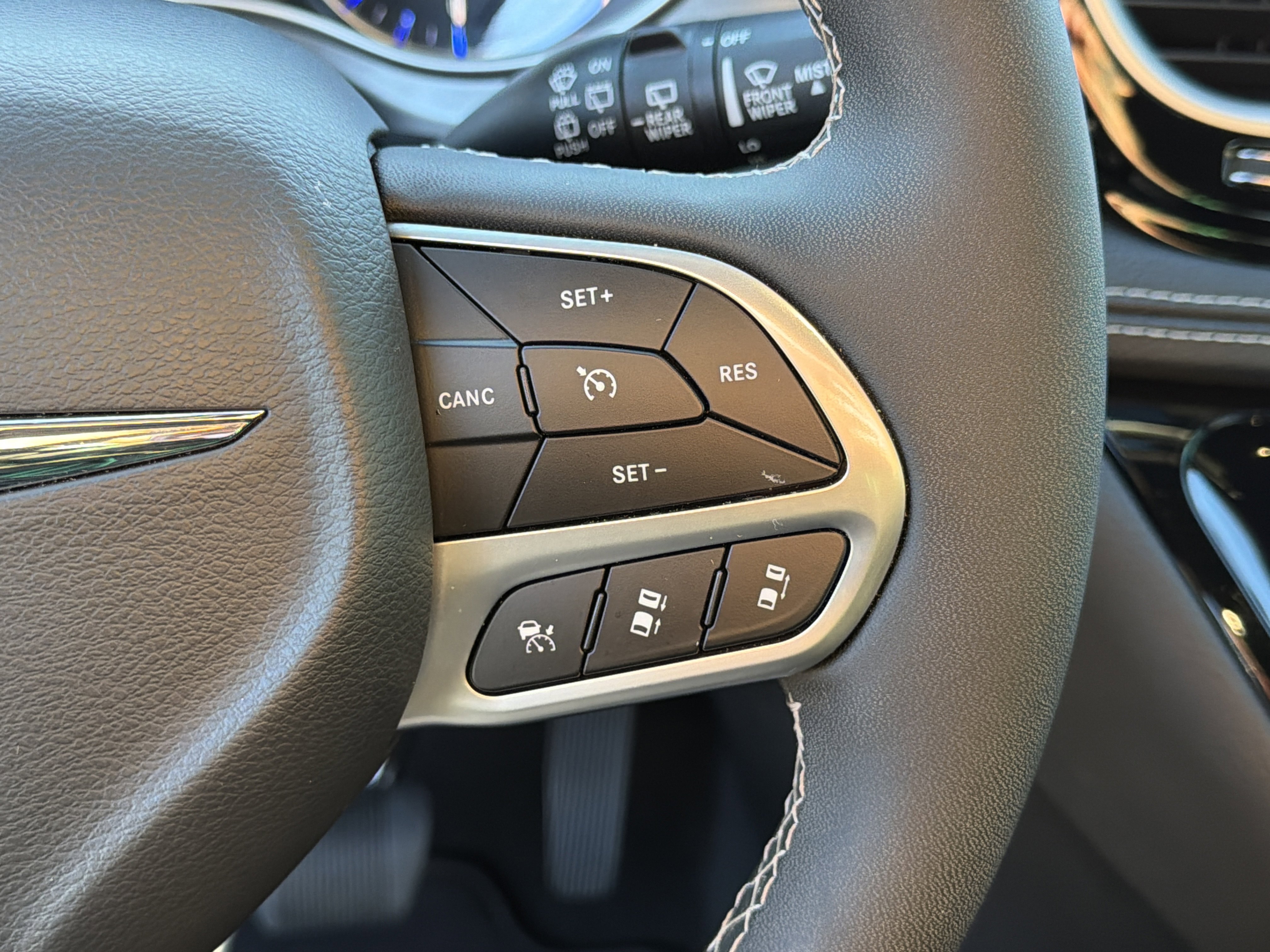 Used 2025 Chrysler Pacifica Select image 27